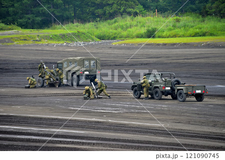 中部・陸上自衛隊・富士学校記念行事・敵戦車を打撃する120mmと81mmの迫撃砲・静岡県小山町(2) 121090745