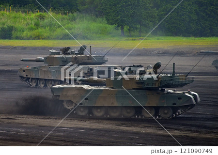 中部・陸上自衛隊・富士学校記念行事・後進中も砲塔を敵に向け続ける90式戦車・静岡県小山町(1) 121090749