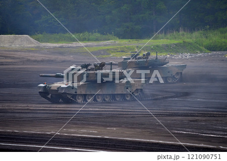 中部・陸上自衛隊・富士学校記念行事・安定した走行と照準の正確さを展示する90式戦車・静岡県小山町 121090751