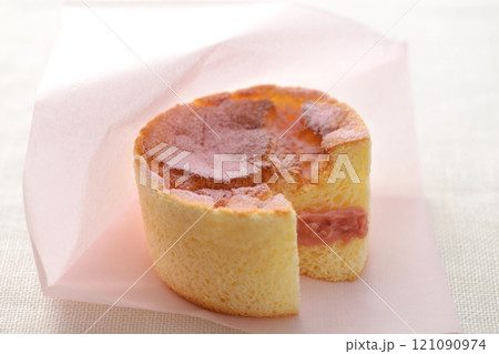 お皿の上に盛り付けたカップケーキ 121090974
