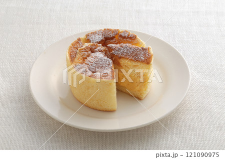 お皿の上に盛り付けたカップケーキ お皿の上に盛り付けたカップケーキ 121090975