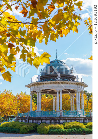 鶴舞公園の奏楽堂、黄葉するプラタナス〈愛知県名古屋市〉 121091192
