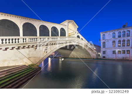 Venice, Italy at the Rialto Bridge over the Grand Canal Venice, Italy at the Rialto Bridge over the Grand Canal 121091249