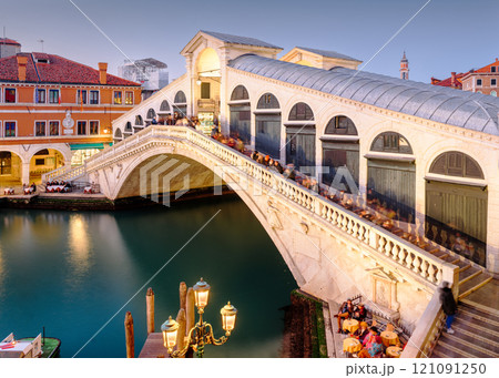 Rialto Bridge over the Grand Canal in Venice, Italy 121091250