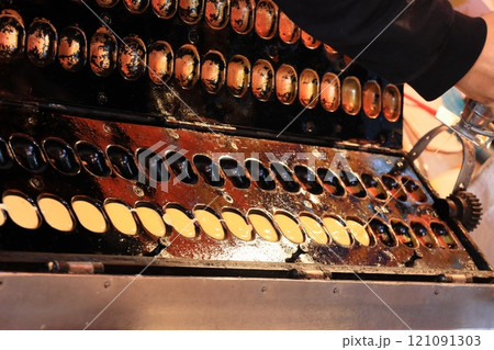 ベビーカステラの屋台 ベビーカステラのタネ入れ ベビーカステラの屋台 ベビーカステラのタネ入れ 121091303