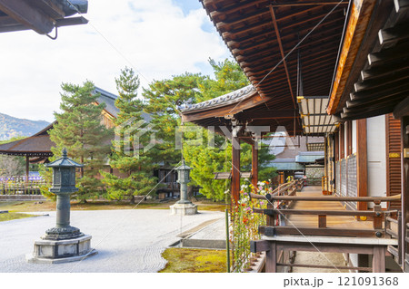 秋の京都　大覚寺　心経前殿と白砂庭園 121091368
