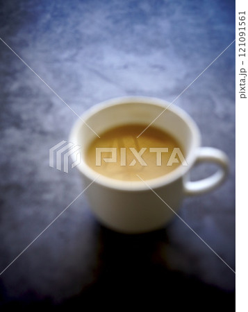 コーヒーカップに入った珈琲と映り込み 121091561