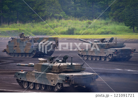 中部・陸上自衛隊・富士学校記念行事・90式戦車の牽引の準備を行う90式戦車回収車・静岡県小山町(1) 121091721