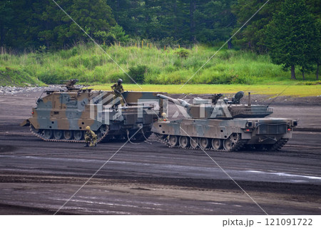 中部・陸上自衛隊・富士学校記念行事・90式戦車の牽引の準備を行う90式戦車回収車・静岡県小山町(2) 121091722