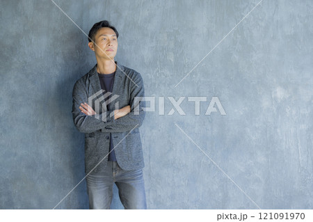 オフィスカジュアルの若い男性 121091970