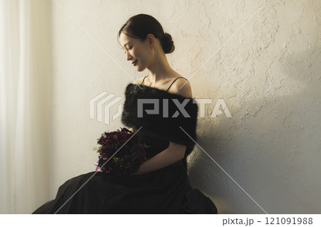 黒いドレスの女性 黒いドレスの女性 121091988