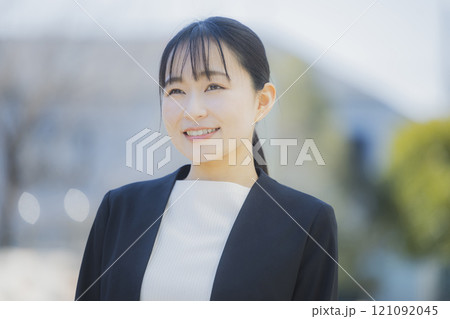 スーツを着た若い女性 スーツを着た若い女性 121092045