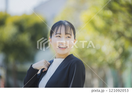 スーツを着た若い女性 スーツを着た若い女性 121092053