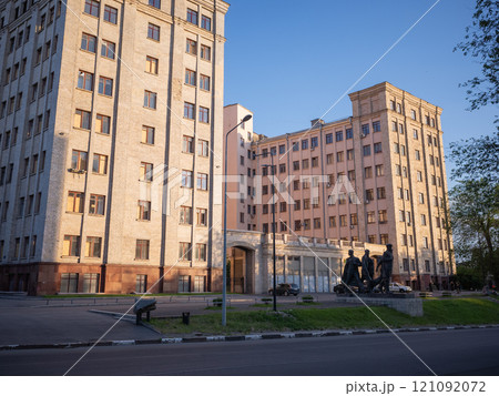 【ウクライナ】夕暮れの西日に照らされたハリコフ大学の外観と街路樹 【ウクライナ】夕暮れの西日に照らされたハリコフ大学の外観と街路樹 121092072