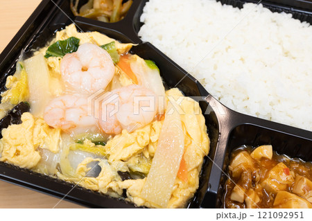 おいしい海老と卵の塩炒め中華弁当 121092951