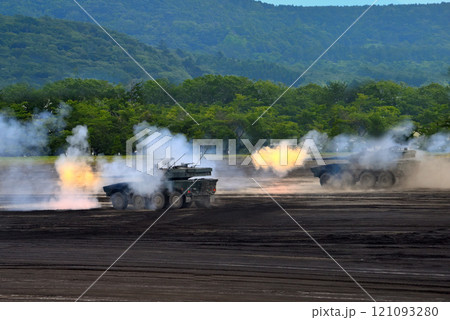 中部・陸上自衛隊・富士学校記念行事・圧倒的な迫力の16式機動戦闘車の一斉射撃・静岡県小山町(2) 121093280