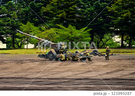 中部・陸上自衛隊・富士学校記念行事・作戦を支援する155mm榴弾砲FH70・静岡県小山町 121093287