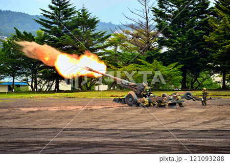 中部・陸上自衛隊・富士学校記念行事・155mm榴弾砲FH70、迫力の砲撃の瞬間・静岡県小山町 121093288