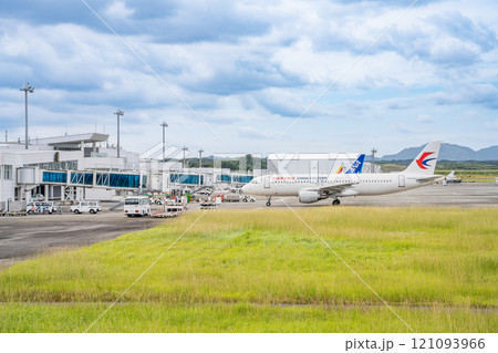 富士山静岡空港と旅客機の風景(静岡県) 富士山静岡空港と旅客機の風景(静岡県) 121093966