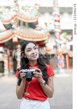 Celebrating chinese new year a photographer captures moments at a cultural festival vibrant atmosphere artistic viewpoint 121094278