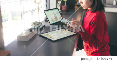 スタジオで撮影された人物ポートレートのコレクション スタジオで撮影された人物ポートレートのコレクション 121095741