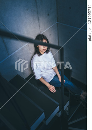 スタジオで撮影された人物ポートレートのコレクション スタジオで撮影された人物ポートレートのコレクション 121095754