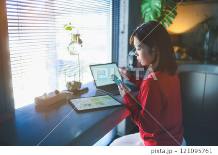 スタジオで撮影された人物ポートレートのコレクション スタジオで撮影された人物ポートレートのコレクション 121095761