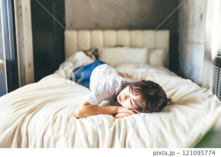 スタジオで撮影された人物ポートレートのコレクション 121095774