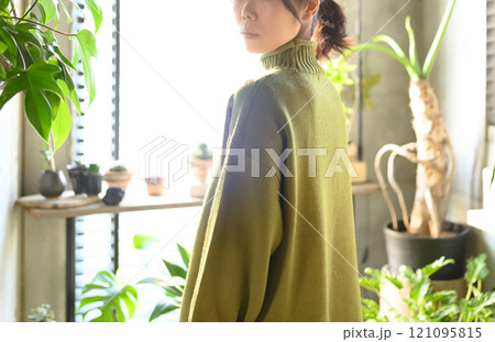 スタジオで撮影された人物ポートレートのコレクション スタジオで撮影された人物ポートレートのコレクション 121095815