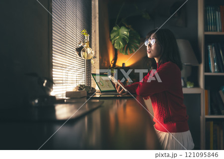 スタジオで撮影された人物ポートレートのコレクション スタジオで撮影された人物ポートレートのコレクション 121095846