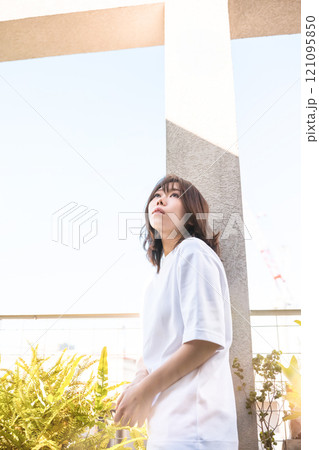 スタジオで撮影された人物ポートレートのコレクション スタジオで撮影された人物ポートレートのコレクション 121095850