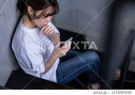 スタジオで撮影された人物ポートレートのコレクション スタジオで撮影された人物ポートレートのコレクション 121095856