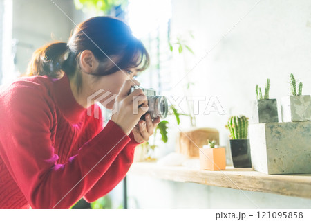 スタジオで撮影された人物ポートレートのコレクション スタジオで撮影された人物ポートレートのコレクション 121095858
