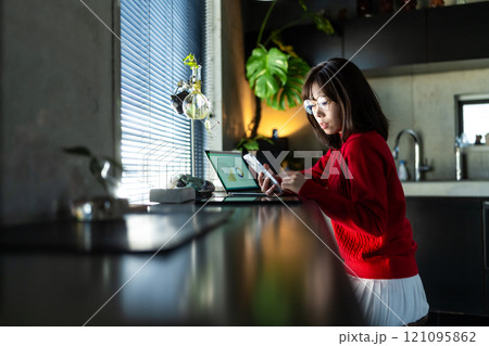 スタジオで撮影された人物ポートレートのコレクション スタジオで撮影された人物ポートレートのコレクション 121095862