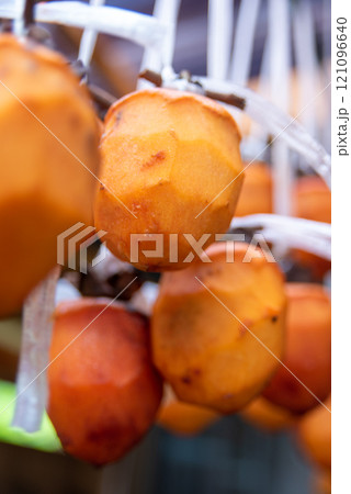 吊るし柿を作る 吊るし柿を作る 121096640