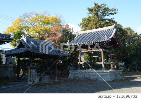 聖衆来迎寺 手水舎と鐘楼 滋賀県大津市比叡辻 聖衆来迎寺 手水舎と鐘楼 滋賀県大津市比叡辻 121096732