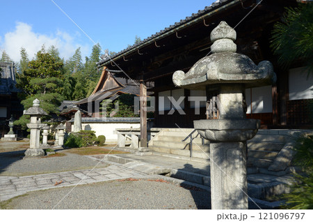 聖衆来迎寺 本堂前の石灯篭 滋賀県大津市比叡辻 聖衆来迎寺 本堂前の石灯篭 滋賀県大津市比叡辻 121096797