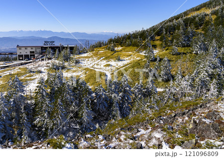 冬の北横岳・坪庭と北八ヶ岳ロープウェイ山頂駅 冬の北横岳・坪庭と北八ヶ岳ロープウェイ山頂駅 121096809