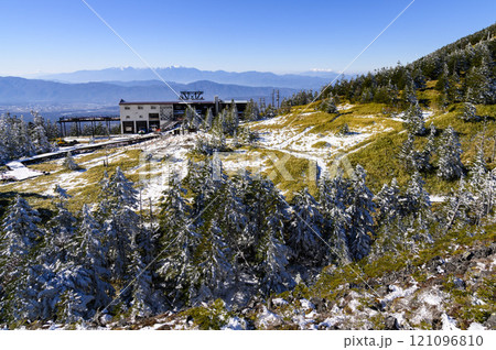 冬の北横岳・坪庭と北八ヶ岳ロープウェイ山頂駅 121096810