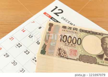 12月のカレンダーと一万円札 ボーナス 年金支給日 12月のカレンダーと一万円札 ボーナス 年金支給日 121097079