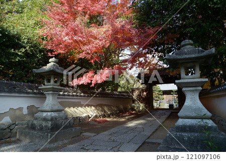 比叡山里坊　慈眼堂　参道の紅葉　滋賀県大津市坂本 121097106