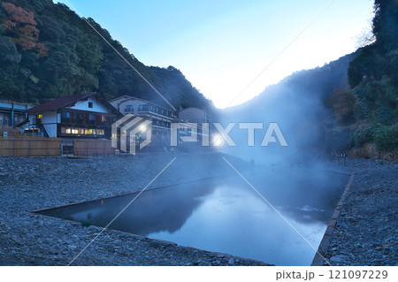 【川湯温泉 (仙人風呂)(明け方)】 和歌山県田辺市本宮町川湯 【川湯温泉 (仙人風呂)(明け方)】 和歌山県田辺市本宮町川湯 121097229