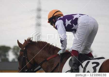 競馬の風景　本馬場入場の風景 121098130