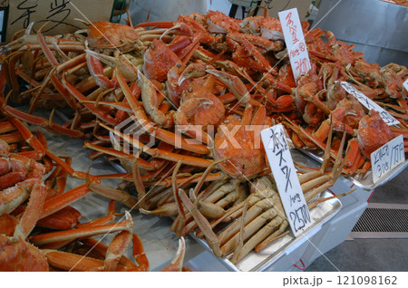 Boiled crabs on the market / 鮮魚市場に並ぶ日本海の茹でカニ,ズワイガニ Boiled crabs on the market / 鮮魚市場に並ぶ日本海の茹でカニ,ズワイガニ 121098162