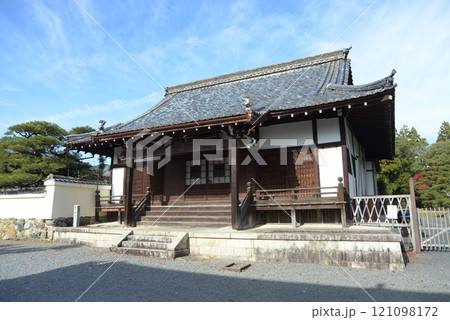 清涼寺　薬師寺の薬師堂　京都市右京区嵯峨 121098172