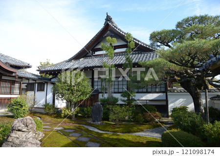 清涼寺 薬師寺の薬師堂 京都市右京区嵯峨 清涼寺 薬師寺の薬師堂 京都市右京区嵯峨 121098174