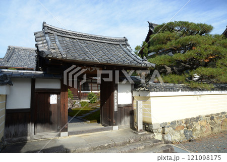 清涼寺　薬師寺の山門　京都市右京区嵯峨 121098175