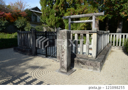 嵯峨野　後亀山天皇嵯峨小倉陵　京都市右京区嵯峨 121098255