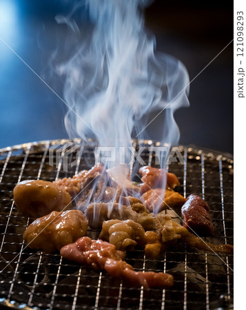 七輪で焼く牛ホルモン 121098293