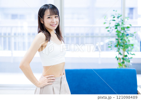 リビングで洋服と下着を選ぶ若い女性　スポーツブラ　下着選び　 121098489